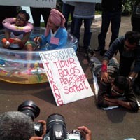 Geruduk DPR, ICW Bawa Spa dan Kolam Renang