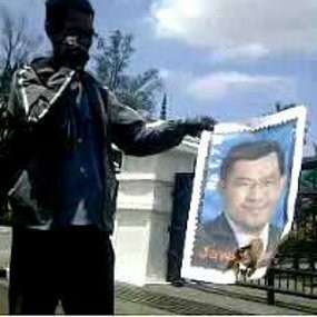 Kecewa Berat, Mahasiswa Bakar Prangko Bergambar Heryawan