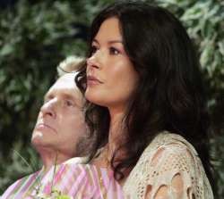 Catherine Zeta-Jones Marah Dokter Lambat Deteksi Kanker Michael Douglas