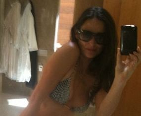 Demi Moore Pamer Foto Berbikini ke 2,9 Juta Orang