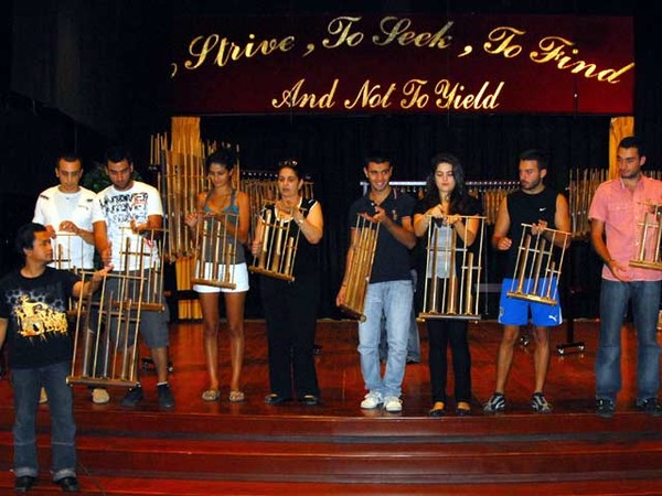 Angklung Mengalun di Kampus Libanon