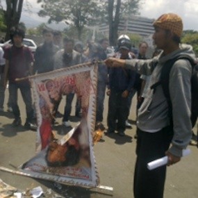 Replika Prangko Gubernur Dilempari Telur dan Dibakar Massa