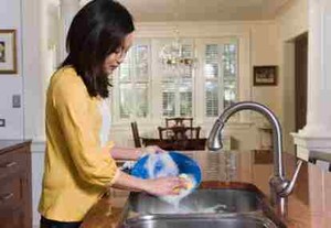 Air Cuci Piring Bisa Jadi Sumber Pencemaran Bakteri