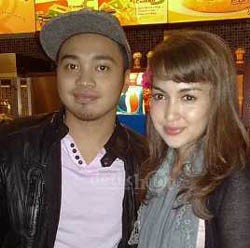 Rianti Cartwright Bantu Pacar Jadi Penyanyi