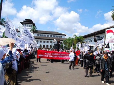 HTI Kutuk Rencana Pembakaran Alquran