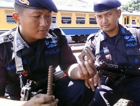 Amankan Jalur Kereta, Brimob Temukan Baut Rel Kendor dan Terlepas