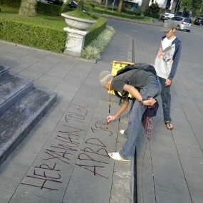 Tolak Kartu Lebaran Gubernur, Massa Corat-Coret Gedung Sate
