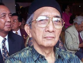 Rosihan Anwar Lepas Istri dengan Isak Tangis