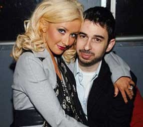 Christina Aguilera Selalu Mesra Dengan Suami Karena Lipstick