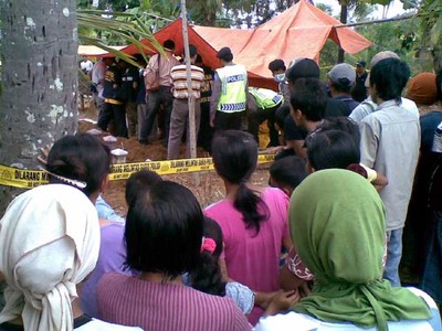 Polisi Bongkar Makam Korban Yulianto