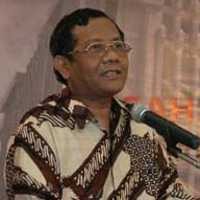 Bawa Parsel, Mahfud MD Datangi KPK