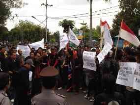 LSM KALI Demo Dinas Pengairan