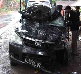 Xenia Tabrak Jembatan, 2 Orang Pemudik Tewas
