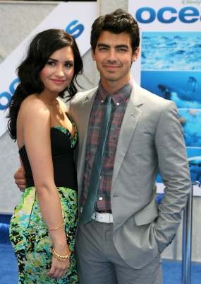 Putus 5 Bulan, Joe Jonas & Demi Lovato Harus Ciuman