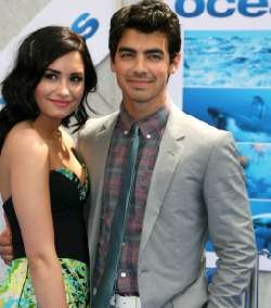 Putus 5 Bulan, Joe Jonas & Demi Lovato Harus Ciuman