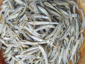 Lawar Ikan Teri Mentah