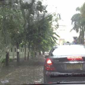 Terobos Banjir, Beberapa Mobil Mogok di Jl Denpasar