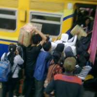 Stasiun Senen Kebanjiran Ribuan Pemudik