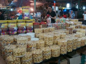 Belanja Kue Lebaran di Bakery Rakyat