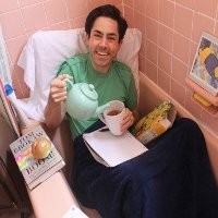 Hindari Internet, Komedian Kurung Diri di Kamar Mandi