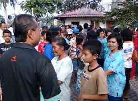 Kecele Pembagian Zakat, Ratusan Gakin Serbu Kantor Pos Besar Kediri 