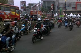 Pemudik Bermotor Kuasai Jalan Kalimalang