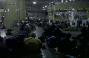 Pemudik Tidur Sambil Antre Tiket di Stasiun Gambir 