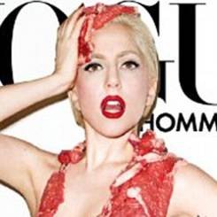 Pose Bugil, Lady Gaga Tutupi Tubuh Dengan Daging Mentah