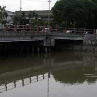 Seorang Pria Terjun ke Kalimas