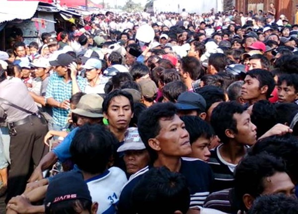 Warga Miskin Berdesakan Demi Zakat Fitrah