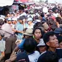 Pembagian Zakat Gudang Garam Diwarnai Desak-desakan