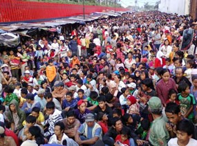 Datang Sejak Subuh, Ribuan Orang Antre Zakat dari Gudang Garam