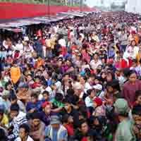 Datang Sejak Subuh, Ribuan Orang Antre Zakat dari Gudang Garam