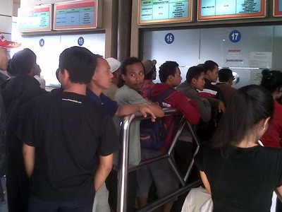 Pemudik Padati Stasiun Senen