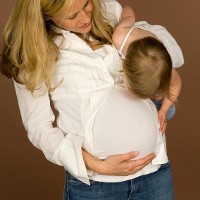 Bahayakah Menggendong Anak Saat Hamil?