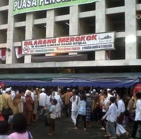 Ribuan Warga Jakarta Padati Masjid Istiqlal