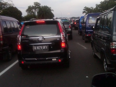 Tol Cikampek Mengular
