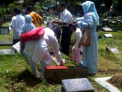 Usai Berlebaran Warga Kepemakaman