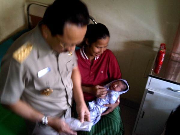 Foke Hadiahi Bayi Fitri Rp 2 Juta