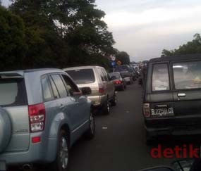 Simpang 3 Mengkreng Macet Total, Pengalihan Jalur Diberlakukan