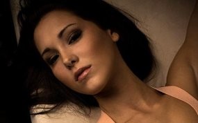 Panik, Model Playboy Coba Buka Pintu Pesawat Saat Mengudara