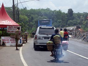 Waspadai Titik Kemacetan di Jalur Jembatan Grobogan Lumajang