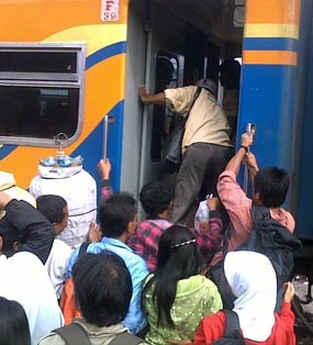 Arus Balik di Stasiun Bojonegoro Mulai Membludak