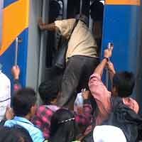 Arus Balik di Stasiun Bojonegoro Mulai Membludak