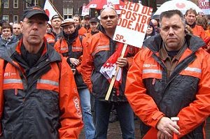 Tukang Pos Belanda Unjuk Rasa