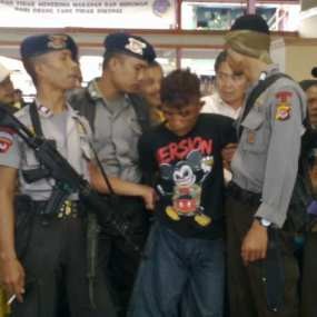 Nyopet di Kereta Api, Pria Berkaus Mickey Mouse Dibogem Massa