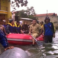 Warga Korban Banjir Sawer Gubernur Jabar dengan Sekarung Koin