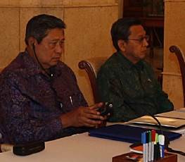  SBY Sibuk Mencatat di Laptop, Boediono Asyik Menyimak
