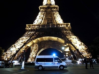 Menara Eiffel Diancam Bom
