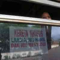 Gerbong KA Khusus Lansia & Wanita Diserbu Penumpang 